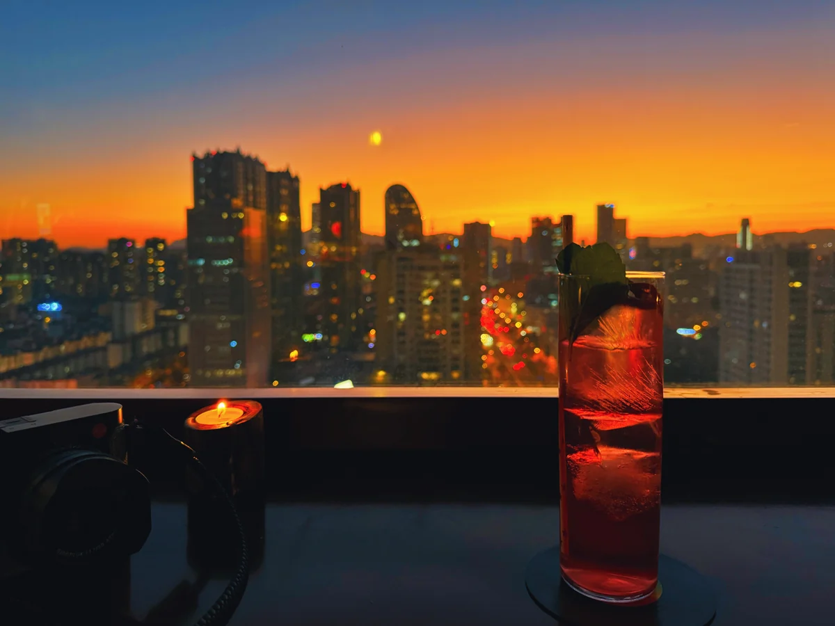窗前酒杯与城市暮色