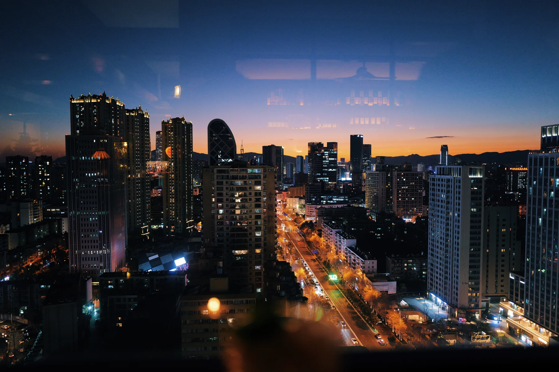 从门店窗外望见的昆明城市夜景